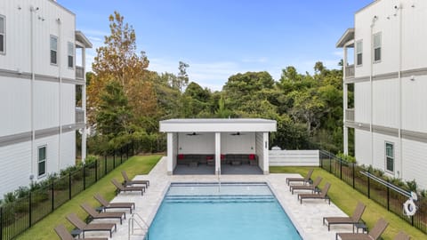 Sea Dweller by AvantStay | Rooftop Spa + Gulf View | Golf Cart, Pool House in Inlet Beach