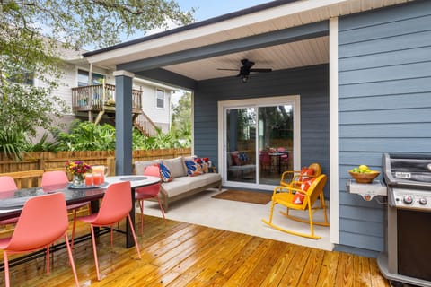 Al fresco dining and BBQ grill.