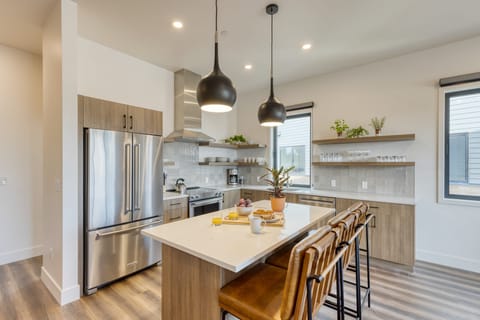 1131 Aerie Buyout | 2 Units, 5BDR | Deck, Hot Tub, Views, Near DT House in Bend