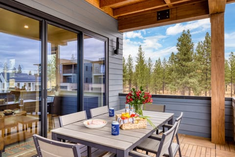Sleeps 60! 12 Modern Units/30 BDRs w/ Deck+Hot Tub, Fully Private, Near Downtown House in Bend