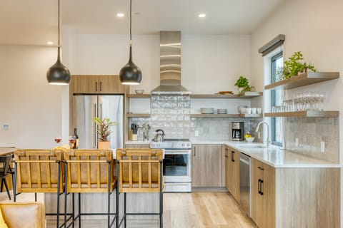 Sleeps 60! 12 Modern Units/30 BDRs w/ Deck+Hot Tub, Fully Private, Near Downtown House in Bend