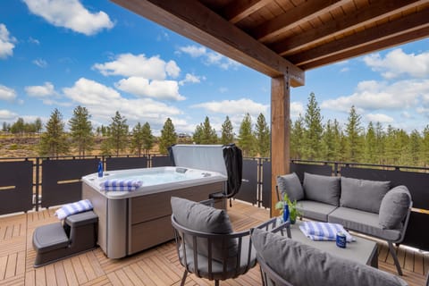 Sleeps 60! 12 Modern Units/30 BDRs w/ Deck+Hot Tub, Fully Private, Near Downtown House in Bend