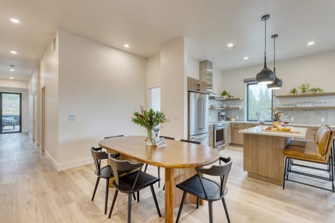 Aerie Sleek 6 Unit Buyout | 6 Units, 15BDR | Deck, Hot Tub, Views, Near Old Bend House in Bend