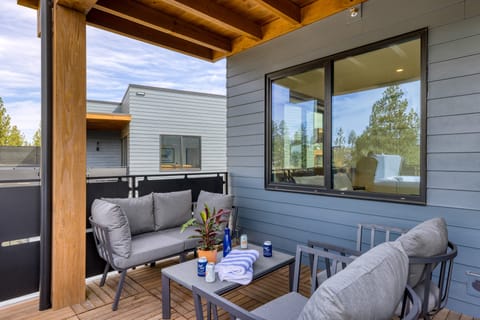 1127 Aerie Buyout | 2 Units w/ Hot Tub+Mountain Views, Near Downtown House in Bend