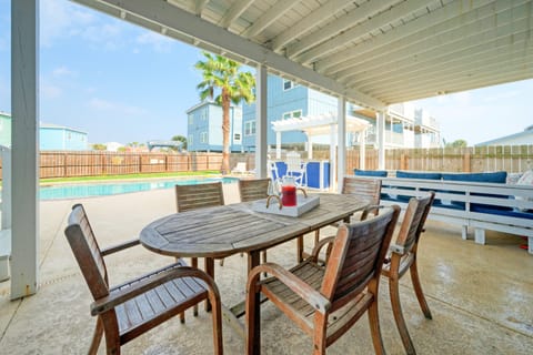 Entertainer's backyard with al fresco dining.