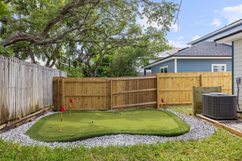 Putting green - challenge your family or friends! (Golden Hour)