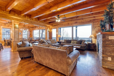 Fireplace and TV in the living room. (Grand View)
