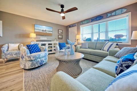 Stylish & cozy living area. (Blue Water Bliss)