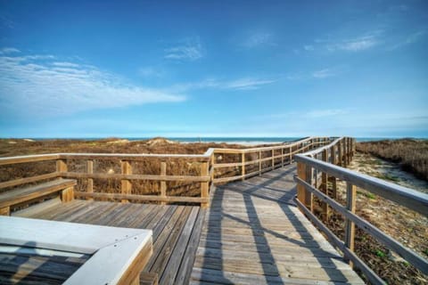 Easy beach access. (Tropical Haven)