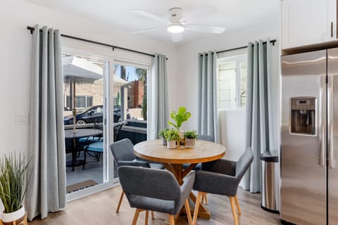 Round dining table (Unit A)