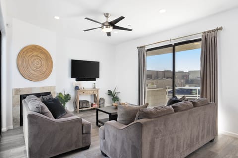 Bright and airy living room. (Strand Way B)