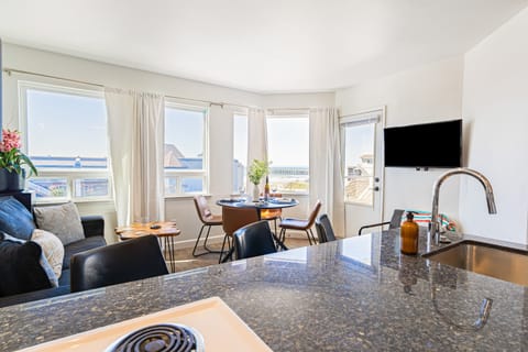 Well-lit interior.. (Cayucan Bungalow 230)