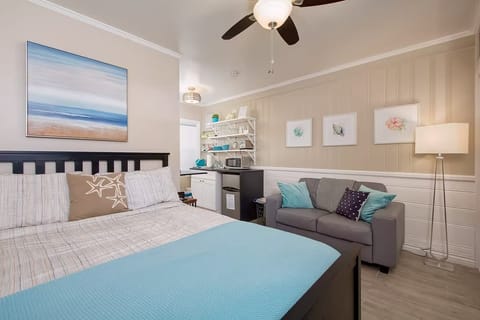 A warm and inviting space with beachy décor and comfortable seating. (Edgewater C)