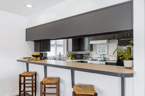 Enjoy casual dining at the kitchen counter.