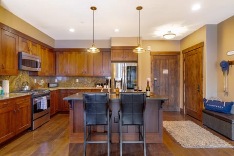Enjoy casual dining and conversations at the kitchen counter.