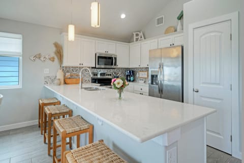 Fully equipped kitchen.