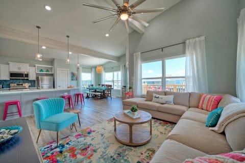 Natural light illuminating the main level. (Wave on Wave)