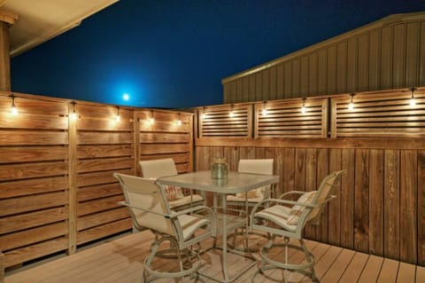 Outdoor dining. (Rock N Reel)