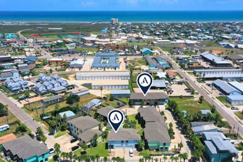 Located in the Las Palmeras community.