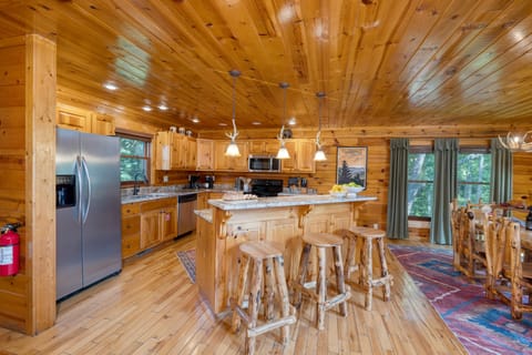 Enjoy casual dining at the kitchen counter.