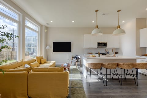 Living area. (98 Degrees)