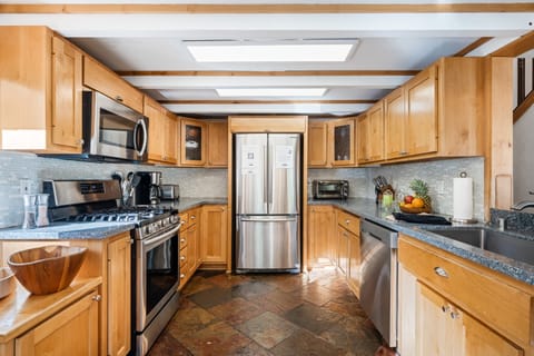 Fully equipped kitchen.