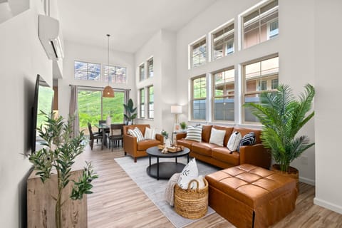 Bright living area. (Mauna View)