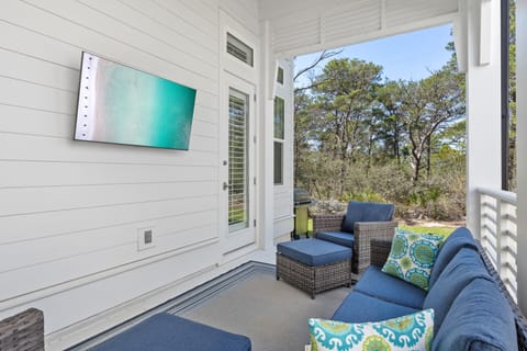 Covered patio. (Bluewater Bliss)