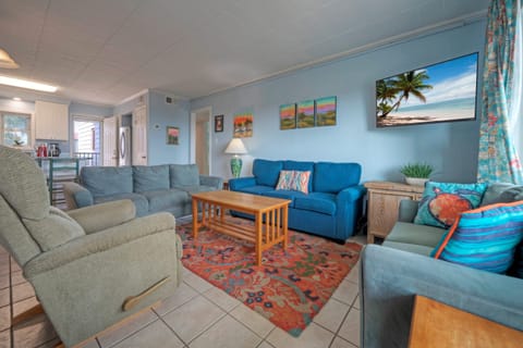 Plenty of seating in the living room. (Island Getaway)