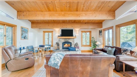 Airy and bright design. (Tahoe Timber)