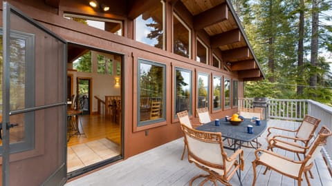 Alfresco dining. (Tahoe Timber)