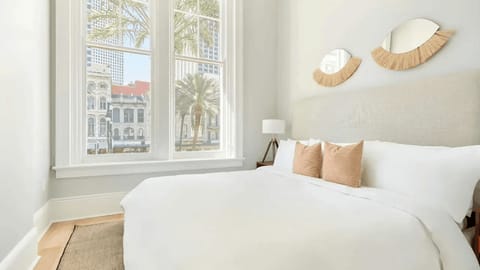 Bedroom 1 features a Queen bed.