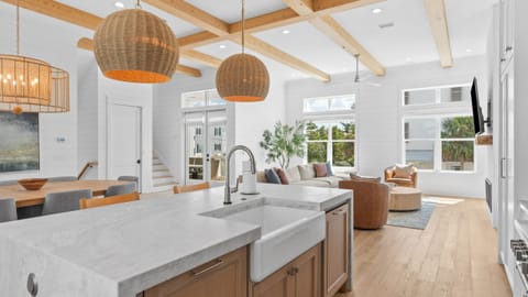 Large kitchen island for easy meal prepping.