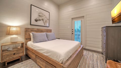 Queen bed. (16 Palms)