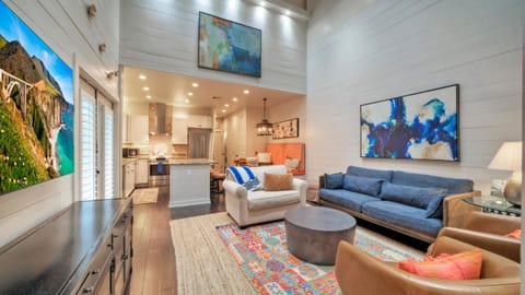 Spacious living room. (16 Palms)