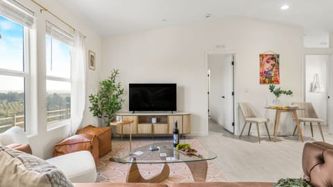 Bright, cozy living space with vineyard views and stylish, modern touches. (Bombay Chardonnay