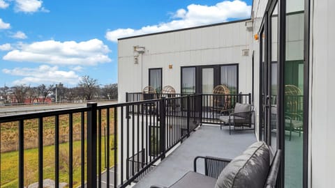 Private balcony with cozy seating and open-air views—perfect for morning coffee, fresh air breaks, or winding down after exploring Nashville.