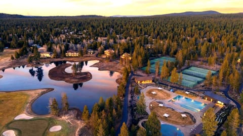 Sunset skies over Central Oregon—lakeside views, towering pines, and resort-style amenities just minutes away.
