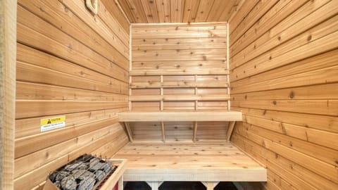 Sauna. (Birch Lodge)