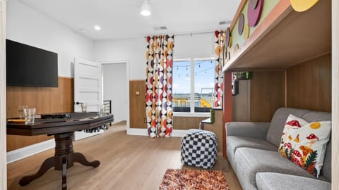 Bedroom 4 features a lofted twin bed over a sleeper sofa and an ensuite bathroom. (That ’70s Show)