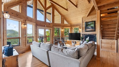 A stunning first impression featuring soaring vaulted ceilings and floor-to-ceiling windows that bring the mountains inside.