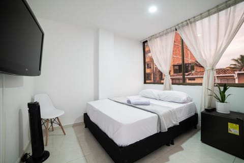 Bed, TV and multimedia, Photo of the whole room, Bedroom