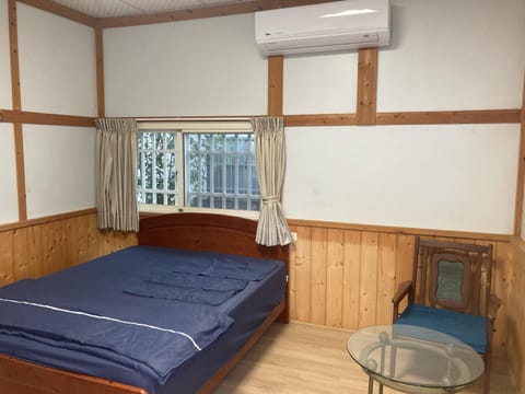 Bed, Photo of the whole room, Bedroom, bunk bed, air conditioner