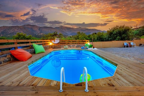 Natural landscape, Decorative detail, Mountain view, Pool view, Swimming pool, Swimming pool, Sunset