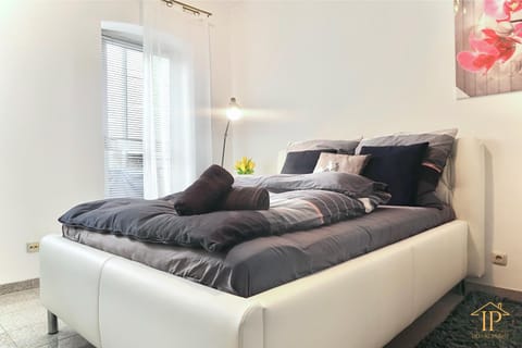 Bed, Living room, Photo of the whole room, Bedroom