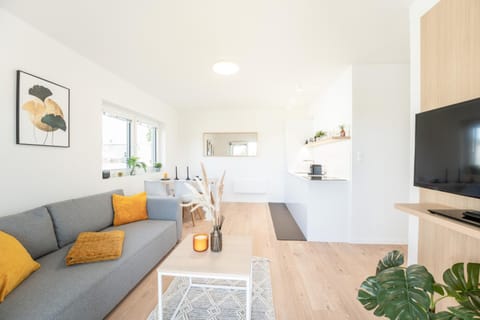 Kitchen or kitchenette, Living room, Seating area, Dining area, Evening entertainment