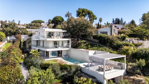 Property building, Balcony/Terrace, Swimming pool, sunbed