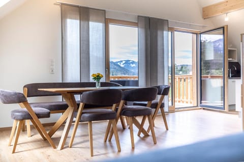 Communal lounge/ TV room, Seating area, Dining area, Lake view, Mountain view, Sunset