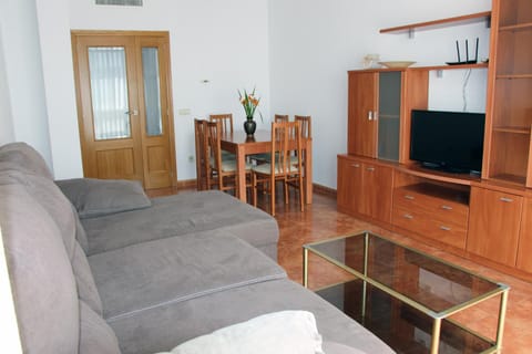 Communal lounge/ TV room, TV and multimedia, Living room, Seating area, Dining area