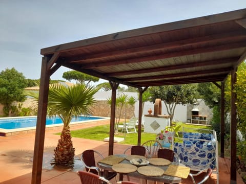 Dining area, Garden view, Pool view, Swimming pool